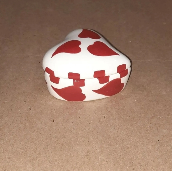 Red And White Heart Shaped Trinket Box - Picture 4 of 9
